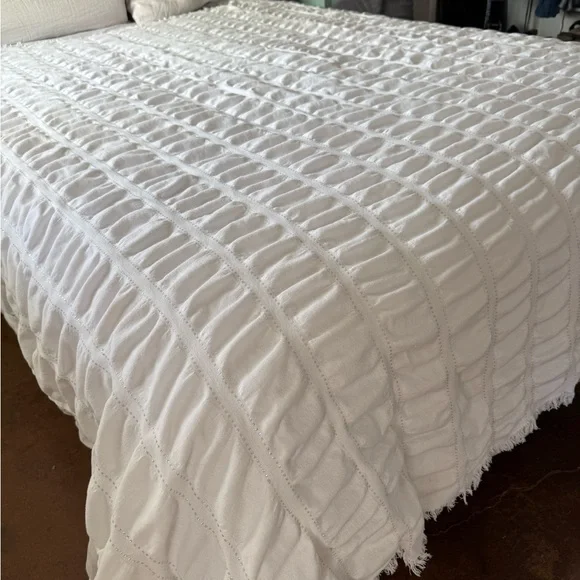 Silver & white lightweight cotton bedspread/end of bed throw. 71”x80”. - Picture 1 of 7